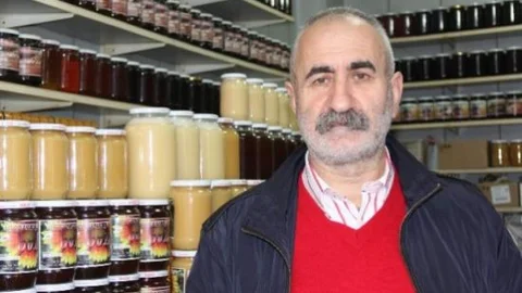 Rizeli Turizmciden Kraliçe 2. Elizabeth'e Anzer Balı