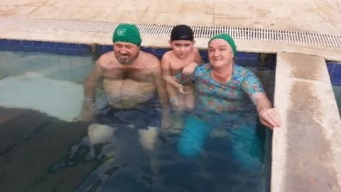 Eşine Kaplıca Havuzunda Yüzme Öğretiyor