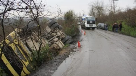Alaplı'da Taş Yüklü Tir Devrildi