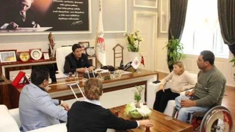 Başkan Genç Engelli Tiyatrocuları Ağırladı