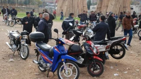 Satıcılar 2. El Motosiklet Pazarında Alıcı Bekliyor