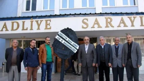 Chp'nin Çelenk Bırakma Eylemi