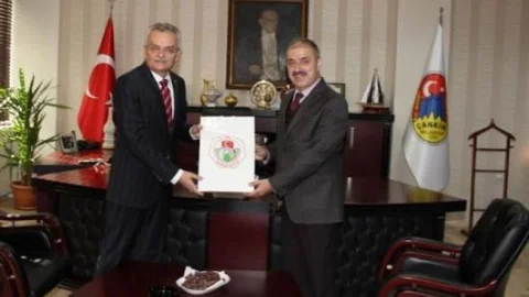 Vali Özcan Başkan Dinç'i Makamında Ziyaret Etti