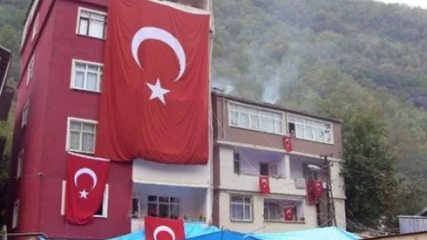 Artvin Şehidine Ağlıyor