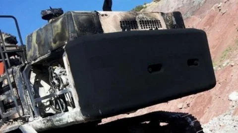 Karlıova'da Silahlı Bir Grup İş Makinesini Yaktı