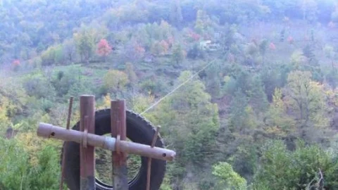 Yolları Kapanınca Ulaşımı Teleferikle Sağlıyorlar