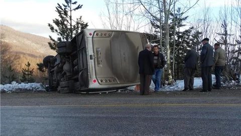 İşçileri taşıyan midibüs devrildi 20 yaralı