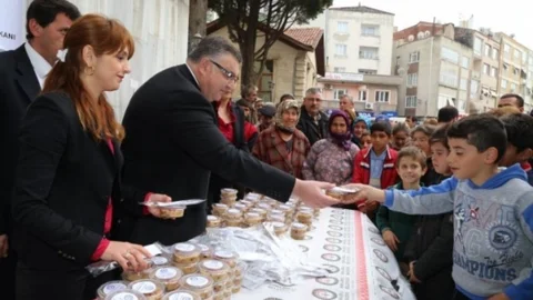 Kırklareli Belediyesi 2 Bin 500 Aşure Dağıttı