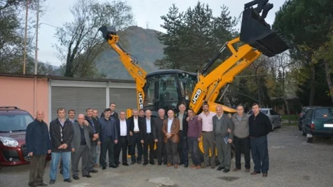 Borçkalı Muhtarlar Köyleri İçin İş Makinesi Alarak Örnek Oldular
