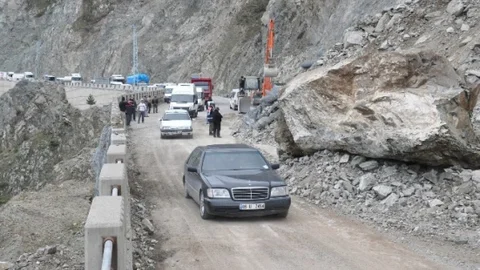 Artvin-Erzurum Karayolunda Heyelan