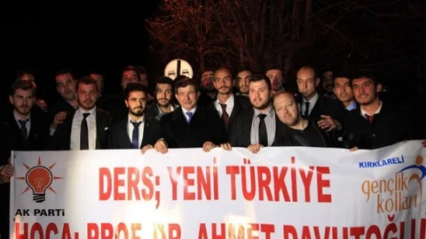 Başbakan Davutoğlu'nun Önünü Partililer Kesti