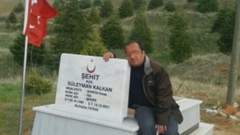 ''arkadaşıyım'' Dedi Mezarını Ziyaret Etti Sonra Da Şehit Ailesini Dolandırdı