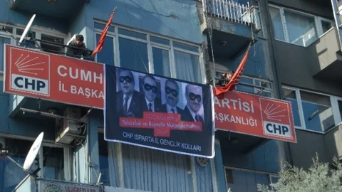 CHP'nin Pankartı Kaldırıldı