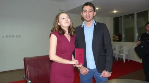 Sevgilerini Kelepçe İle Perçinlediler