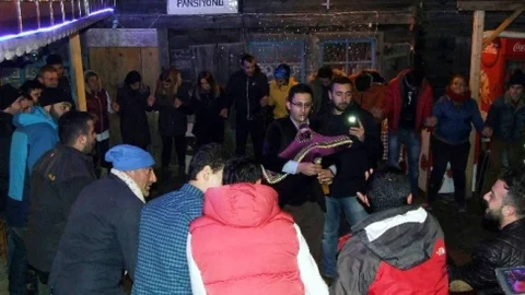 Yeni Yıla Ayder Yaylası'nda Horon Oynayarak Girdiler