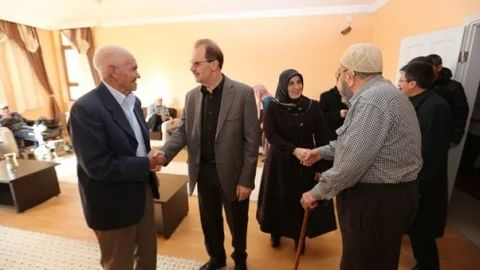 Rektör Prof. Dr. Coşkun Ve Öğrencilerden Huzurevi Ziyareti