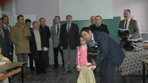 Bucak Ticaret Ve Sanayi Odası Öğrencilere Eşofman Hediye Etti