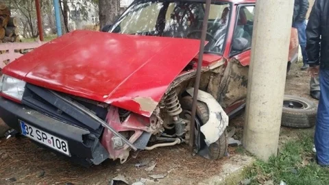 Elektrik Direğine Çarptı Burnu Bile Kanamadı