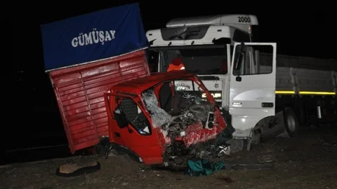 Tir İle Kamyonet Çarpıştı 1 Ölü 2 Yaralı