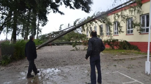Fırtına Ve Yağış Osmaniye'de Hayatı Felç Etti
