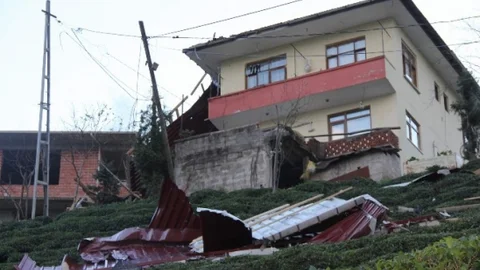Rize'de Fırtına Hasara Yol Açtı