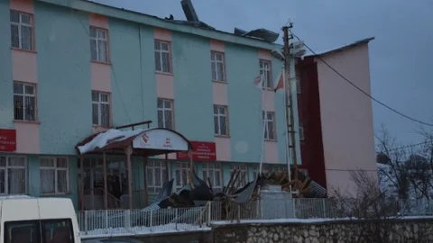 Fırtına Çatıları Uçurdu Ağaçları Kökünden Söktü