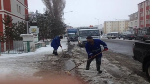 Ardahan Belediyesi Karla Mücadele Ekipleri Çalışmalarını Aralıksız Olarak Sürdürüyor