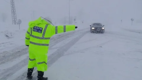 Bolu'da Kar Tipiye Döndü Zincirsiz Araçlar Yolda Kaldı