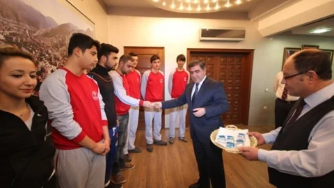 Başkan Özdemir'den Türkiye 3.sü Folklorculara Altın Hediye