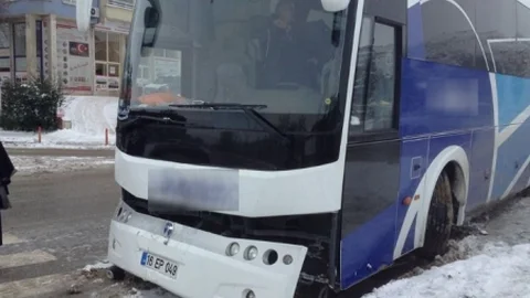 Buzda Kayan Yolcu Otobüsü Direğe Çarptı