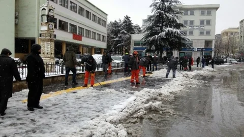 Niğde Belediyesi Kar Temizleme Çalışmalarını Sürdürüyor