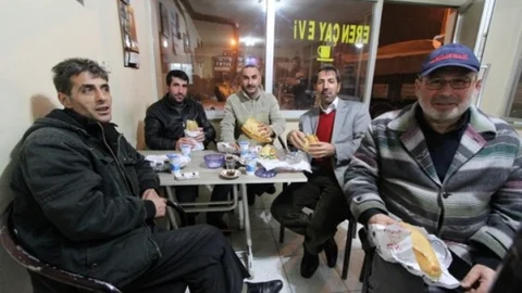 Bayburt Belediyesi Zabıta Ekipleri Mahsur Kalan Tir Şoförlerine Yemek Dağıttı