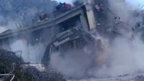 İş Makinesinin Çöken Binanın Altında Kaldığı An