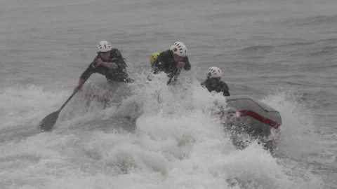 Kar Yağışı Ve Fırtınaya Aldırış Etmeden Denizde Rafting Yaptılar