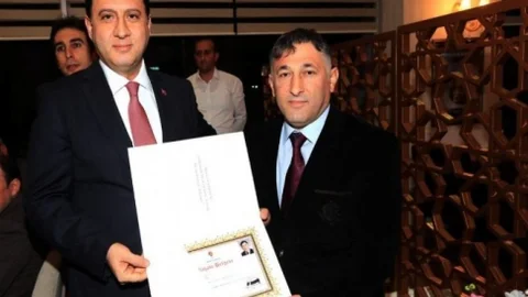 Vali Çomaktekin'den Fotoğrafçı Sacit Şahin'e Başarı Belgesi