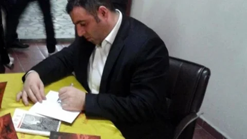 Ağrılı Şair Kitabının Gelirini Öğrencilere Bağışladı