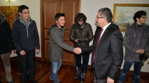 Bolu Valisi ''Kartopu Oynayalım'' Tweeti Atan Öğrencileri Ağırladı