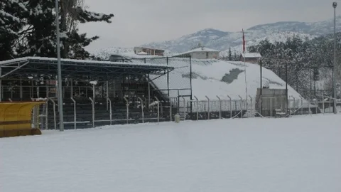 Niksar'da Tribünün Çatısı Çöktü