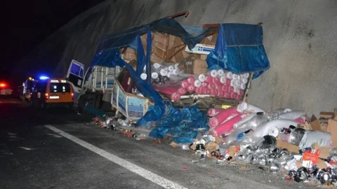 Yolcu Otobüsü İle Kamyon Çarpıştı 7 Yaralı