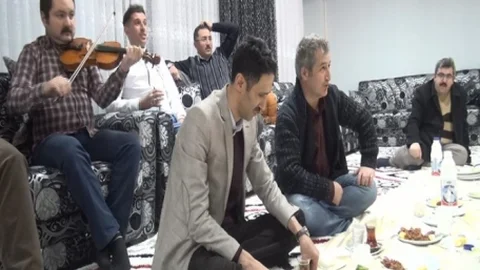 Gazeteciler Çiğ Köftenin Acısını Voleybol Kaşılaşmasında Çıkardı