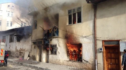 Tokat'ta İki Katlı Ahşap Ev Yandı