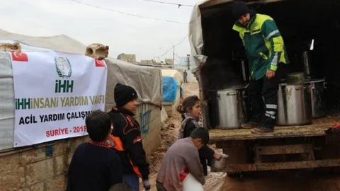 İHH'dan Kamplarda Yaşayan Suriyelilere Sıcak Yemek