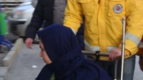 Ayağına İğne Batan Afgan Kadın Hastanelik Oldu