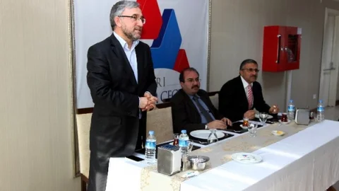 Rektör Yardımcısı Bayıroğlu'na Veda Yemeği