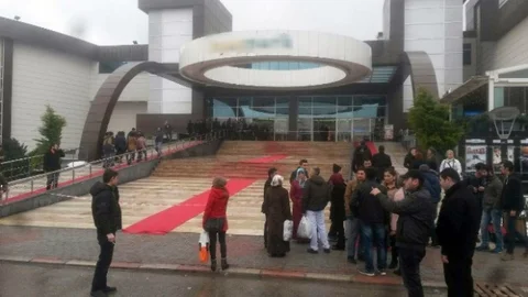 Isparta'da Alışveriş Merkezinin Çatısı Çöktü