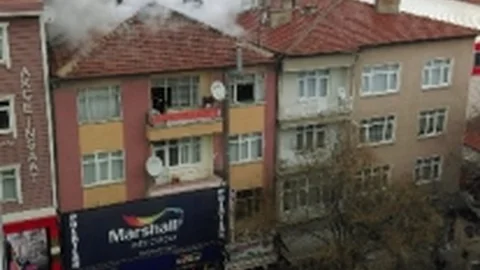Kırıkkale'de 4 Katli Binanın Çatı Katında Yangın