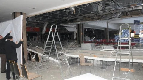 AVM'nin Asma Tavanı Çöktü