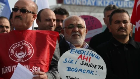 Türk Eğitim-Sen Emekli Ve Memura Verilen Zamları Protesto Ederek Maaş Bordrolarını Yaktı