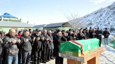 Damatlığıyla Toprağa Verildi