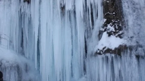 Aşırı Soğuk Girlevik Şelalesini Dondurdu